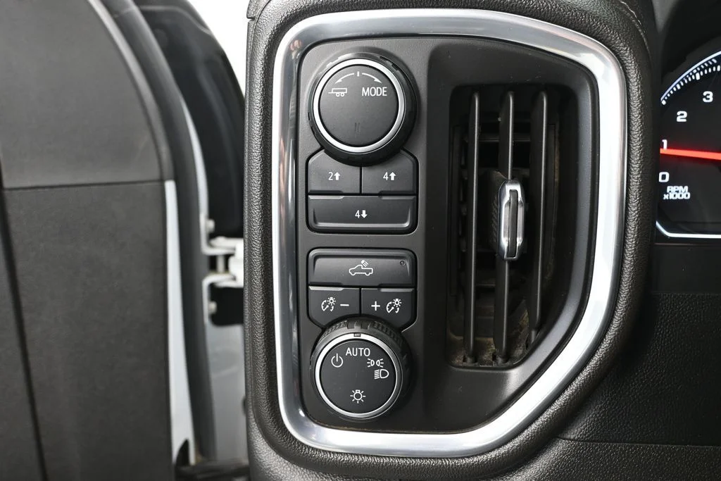 Used 2022 White Chevrolet LT image 24