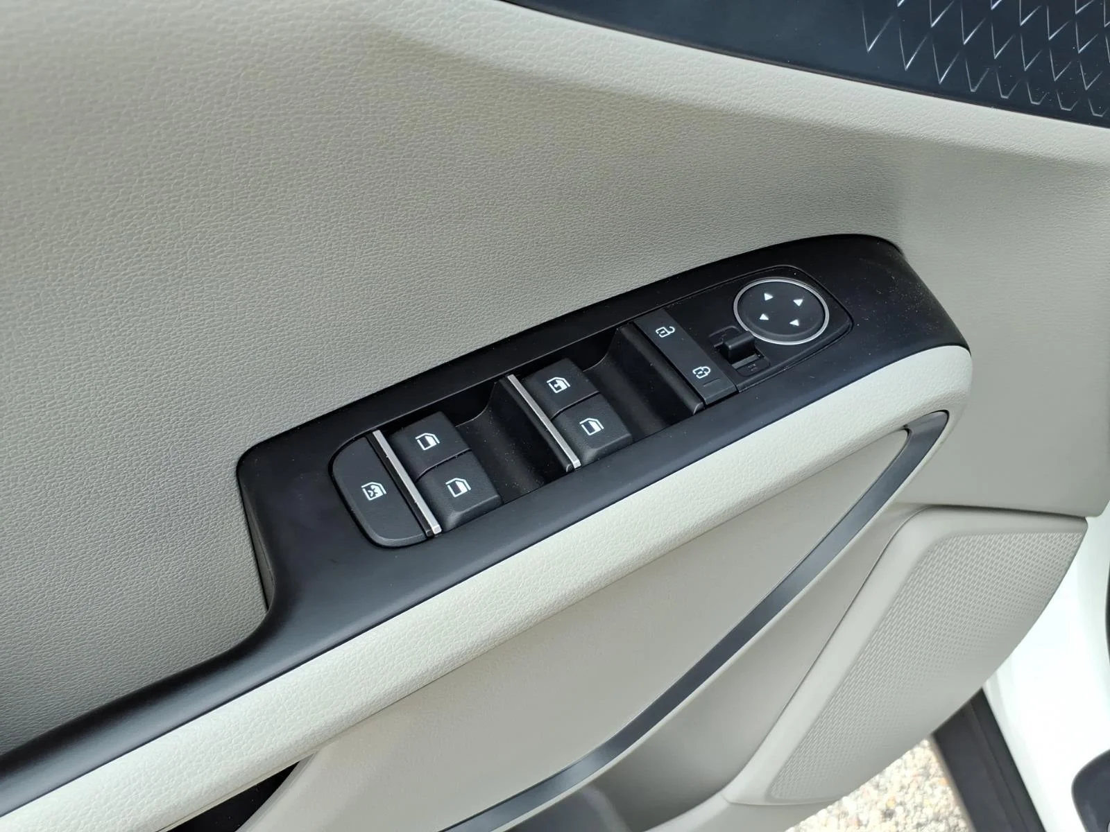Used 2025 Snow White Pearl Kia EX image 13