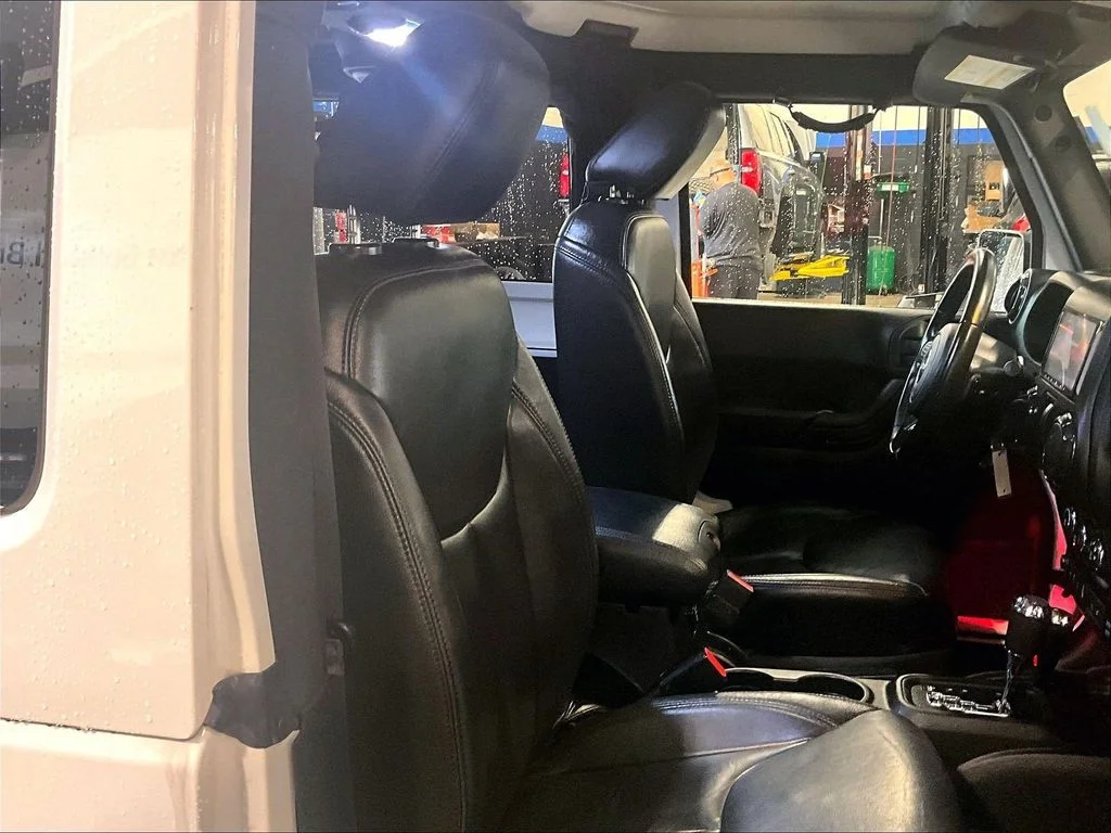Used 2017 White Jeep Sahara image 11