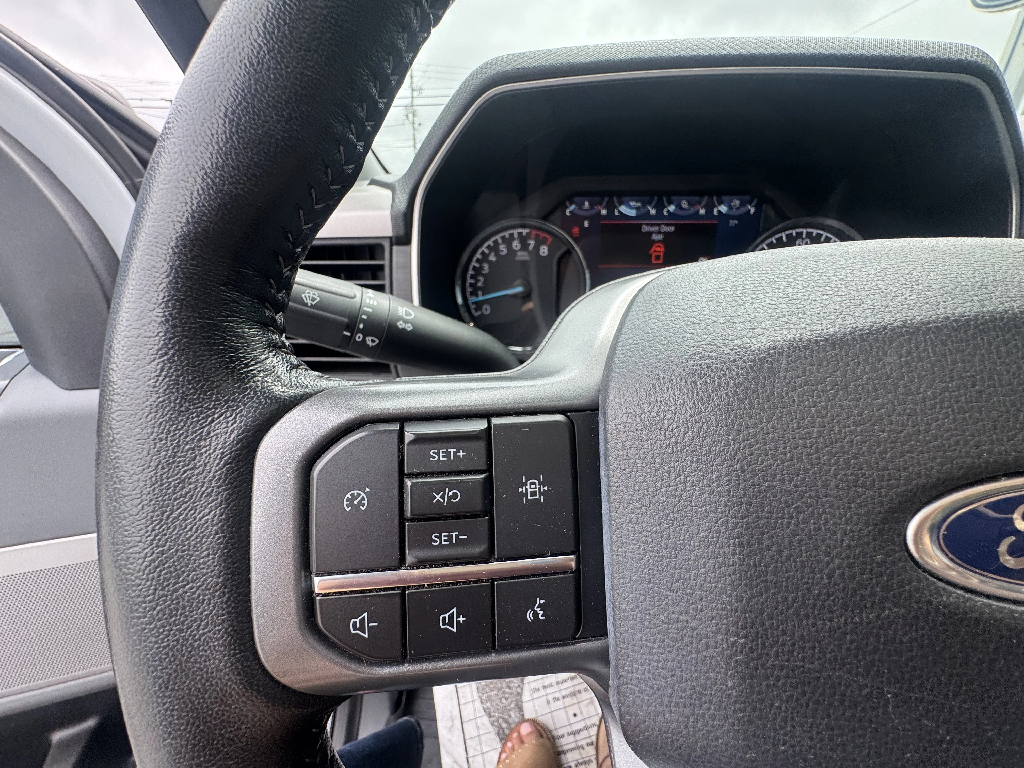 Used 2022 Oxford White Clearcoat Ford XLT image 11