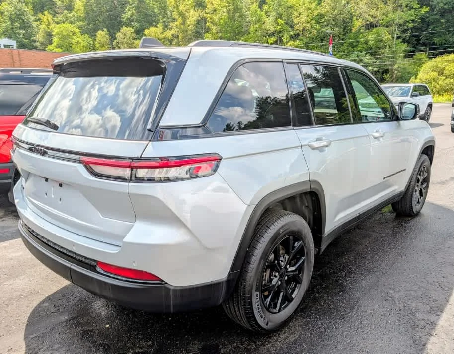 Used 2025 Silver Zynith Jeep Altitude X image 4