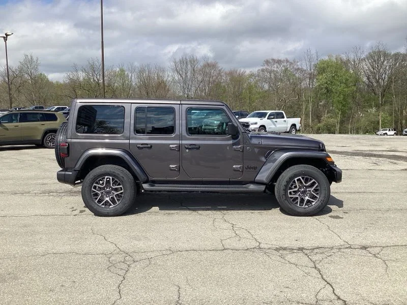New 2026 Granite Crystal Metallic Clear-Coat Exterior Paint Jeep Sahara image 8
