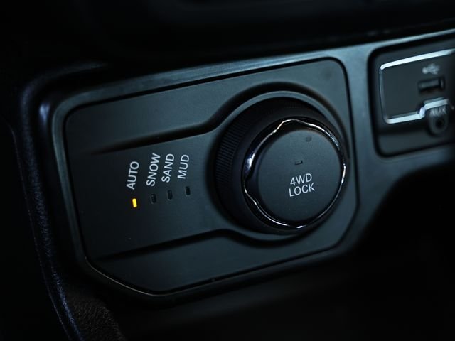 Used 2022 Alpine White Clearcoat Jeep Sport image 40