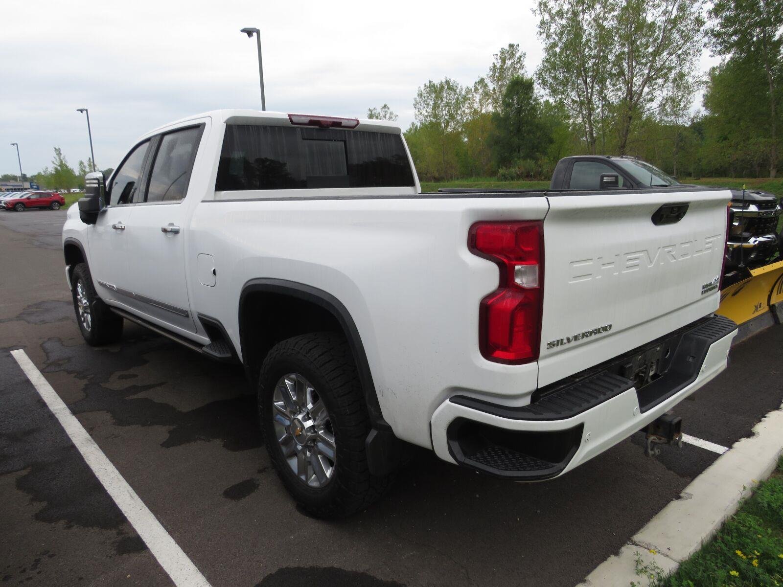 Used 2024 Summit White Chevrolet High Country image 10