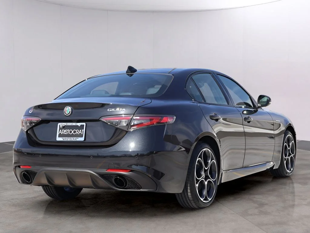New 2026 Vulcano Black Metallic Alfa Romeo Base image 7