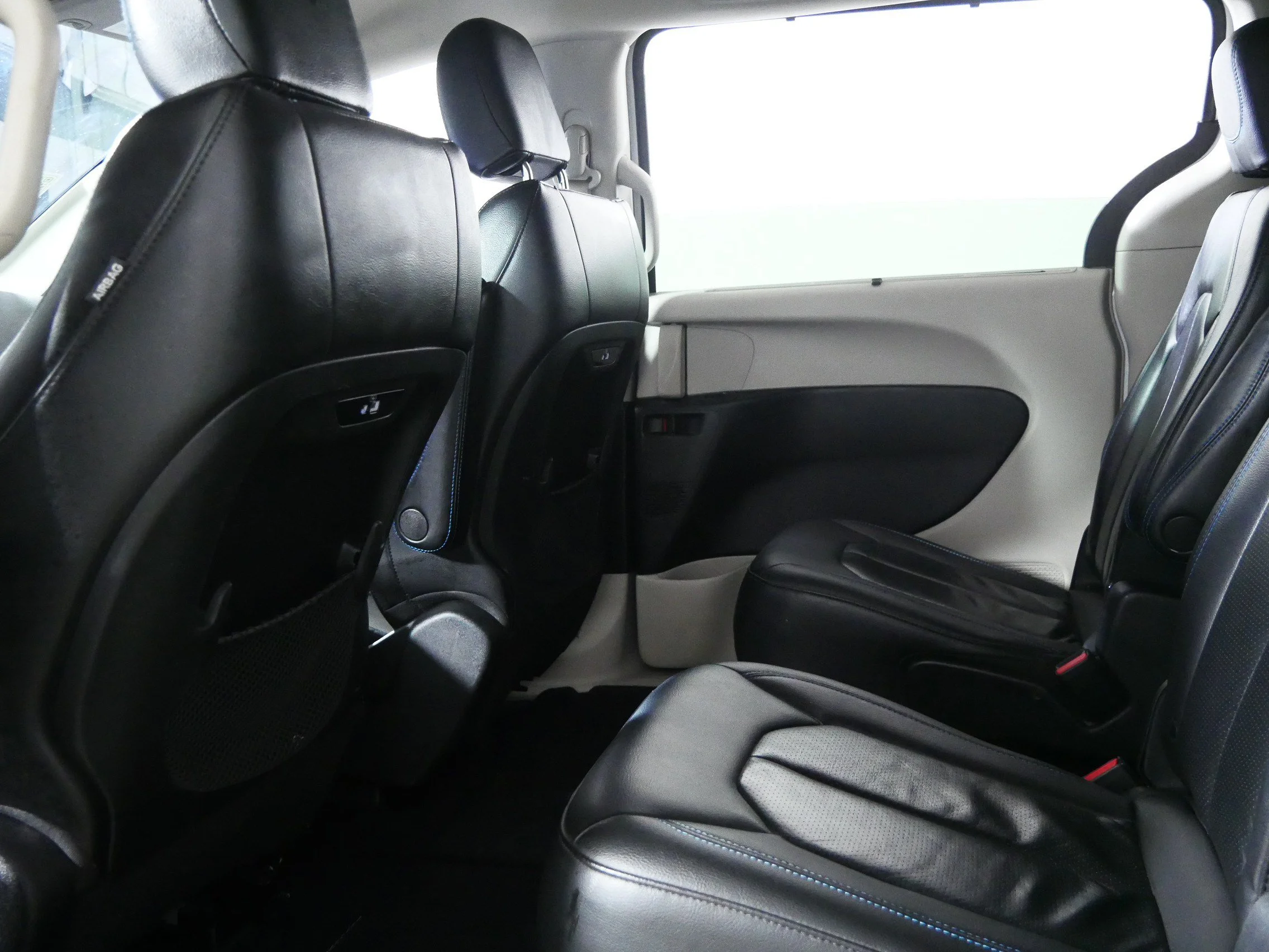 Used 2021 Bright White Clearcoat Chrysler Touring L image 32