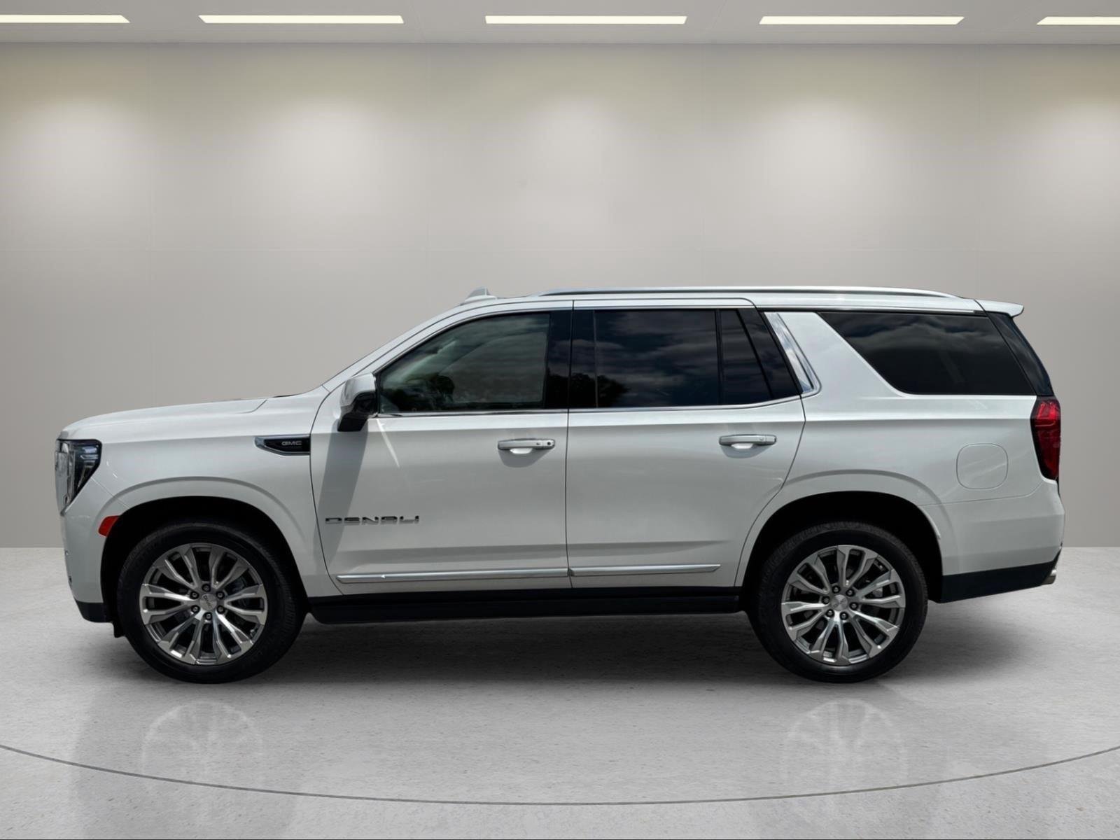Used 2022 White Frost Tricoat GMC Denali image 2