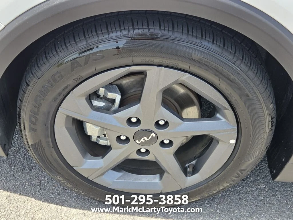 Used 2025 White Kia LXS image 15