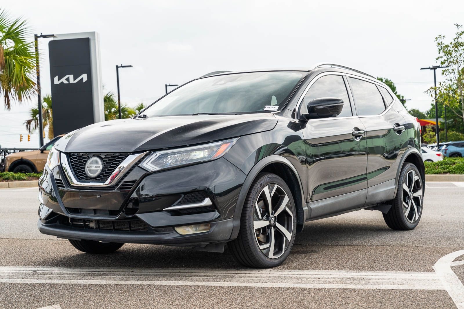 Used 2020 Black Nissan SL image 3