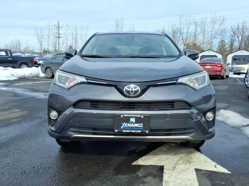 Used 2018 Gray Toyota XLE Sport Utility 4D image 8