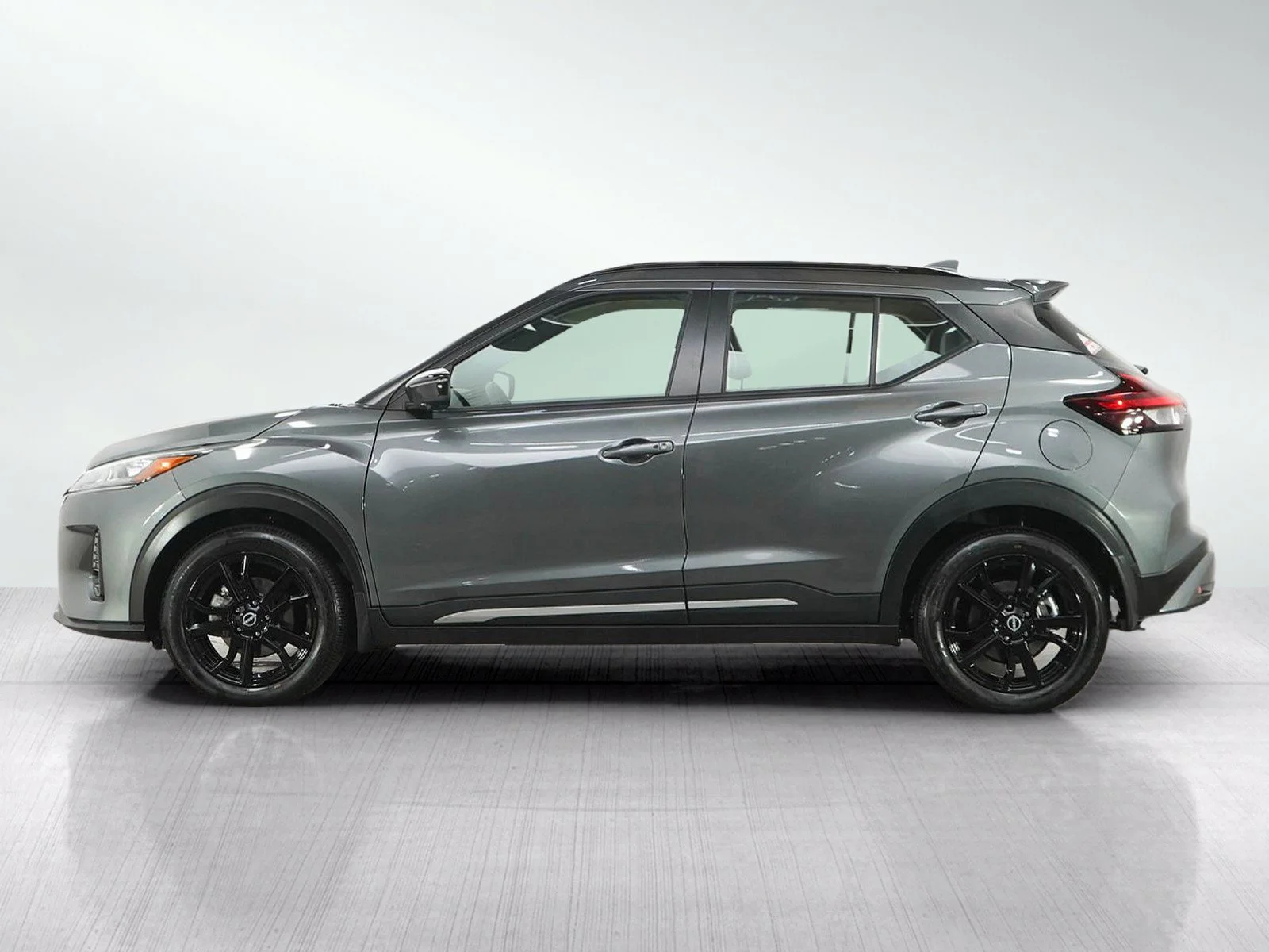 Used 2024 Nissan Kicks SR with VIN 3N1CP5DV0RL523324 for sale in Burnsville, Minnesota