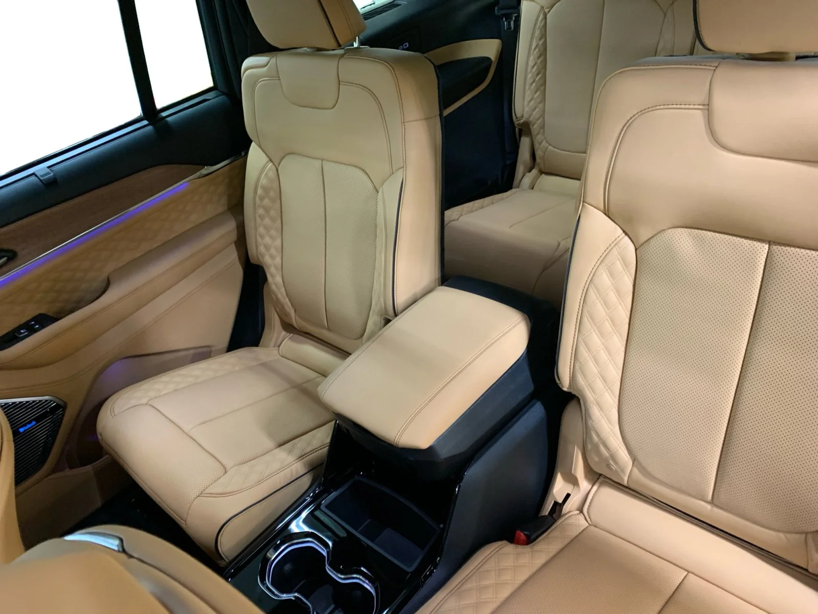 New 2026 Diamond Black Crystal Pearl Jeep Summit image 16