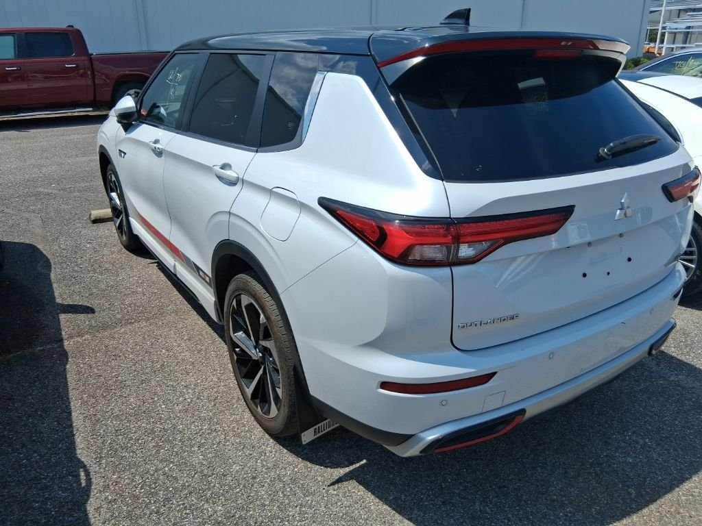 Used 2024 White Mitsubishi SE image 3
