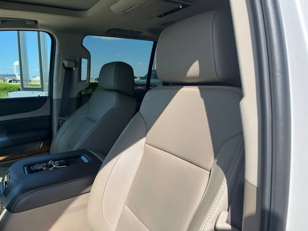 Used 2019 IRIDESCENT PEARL TRICOAT Chevrolet Premier image 13