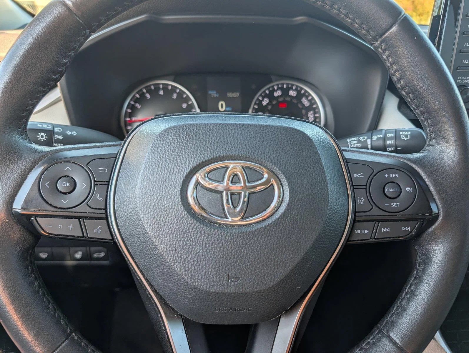 Used 2022 White Toyota XLE image 20