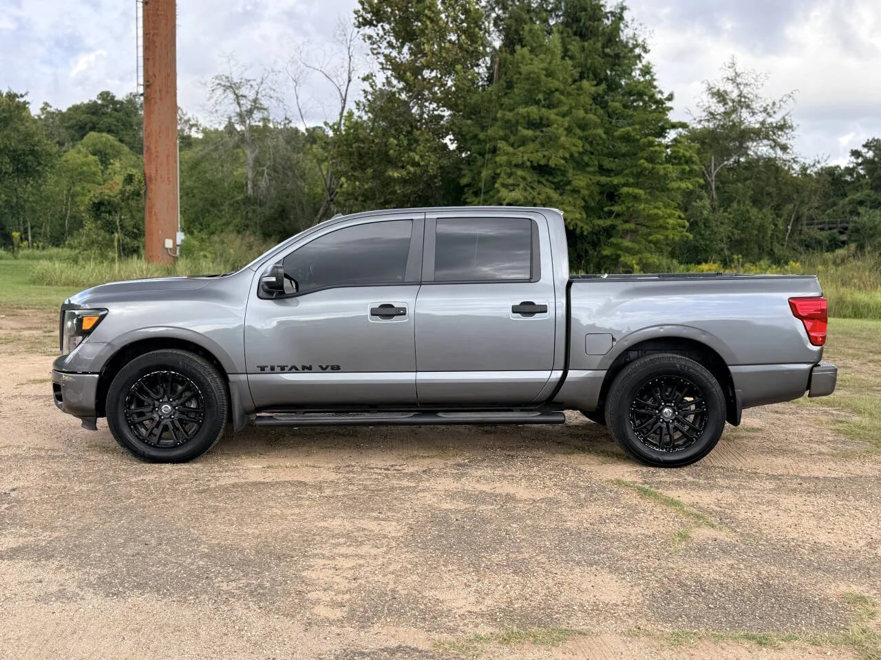 Used 2018 Gray Nissan SL 4x2 4dr Crew Cab image 2