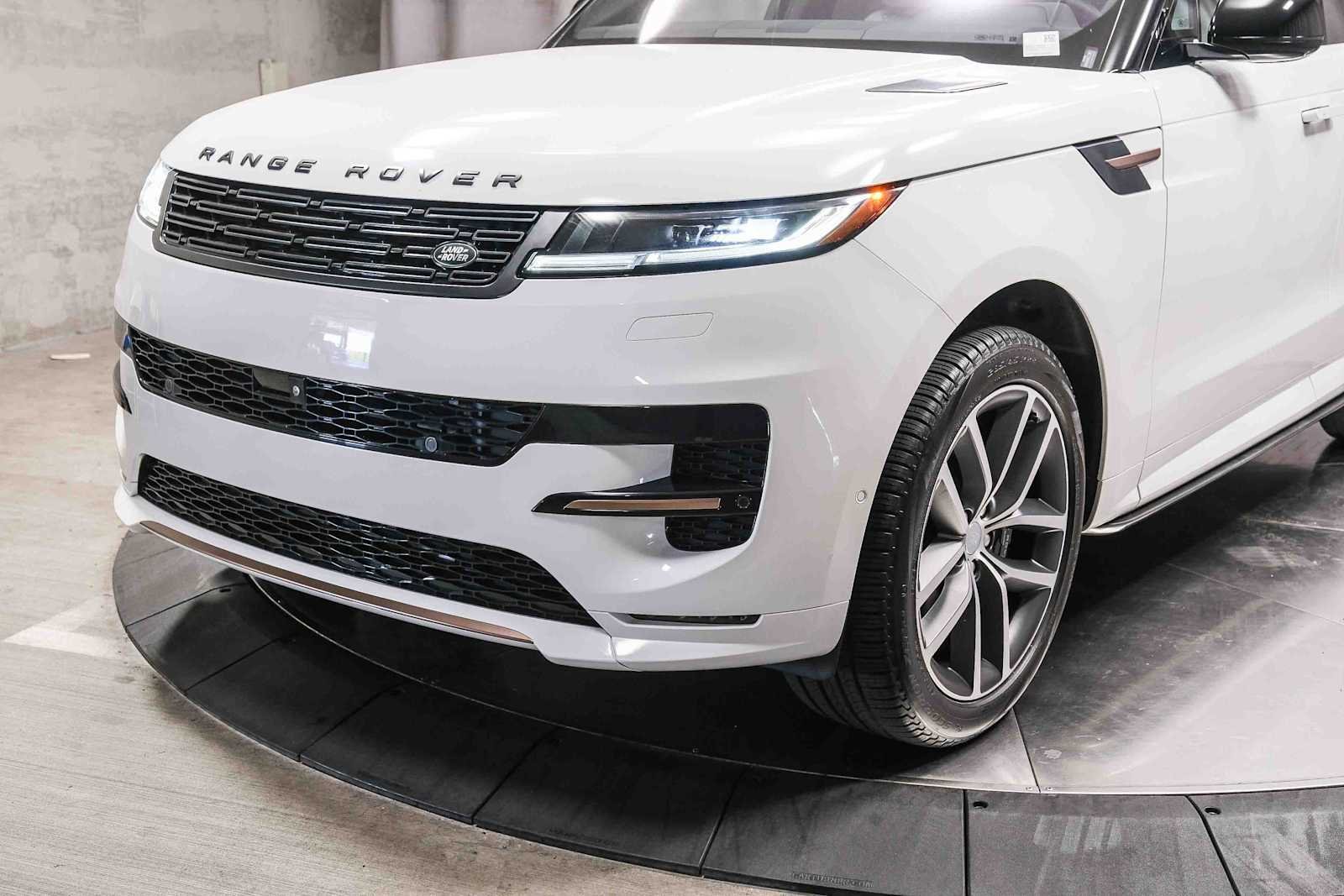 Certified Used 2023 Fuji White Land Rover SE Dynamic image 11