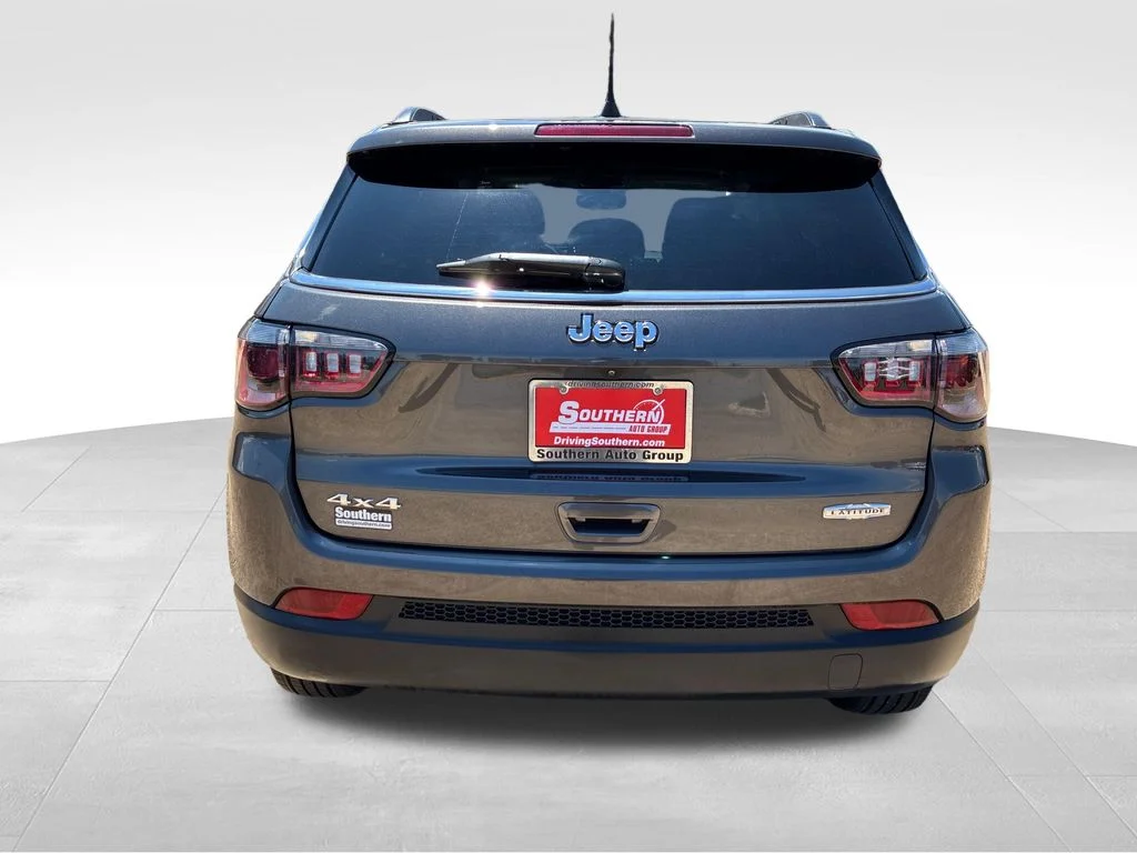 Used 2022 Gray Jeep Latitude image 4