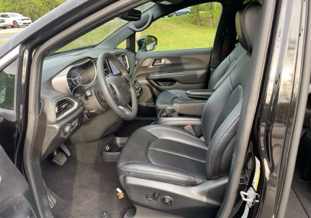 Used 2025 Black Chrysler Select image 6