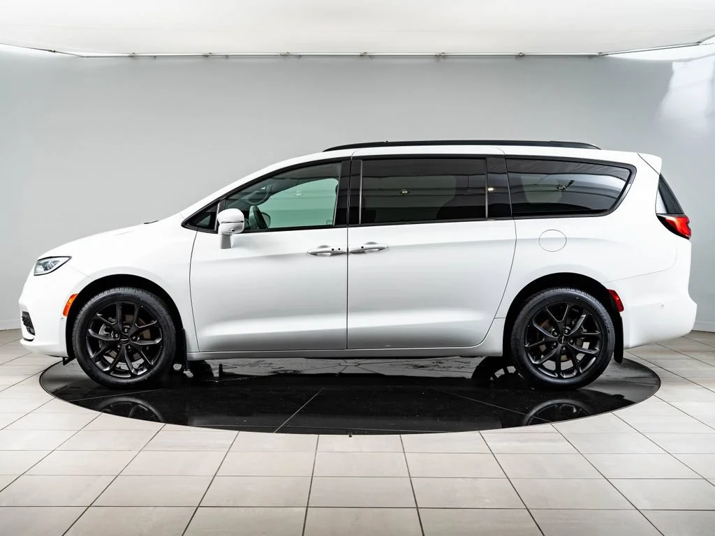 Used 2022 Bright White Clearcoat Chrysler Limited image 5