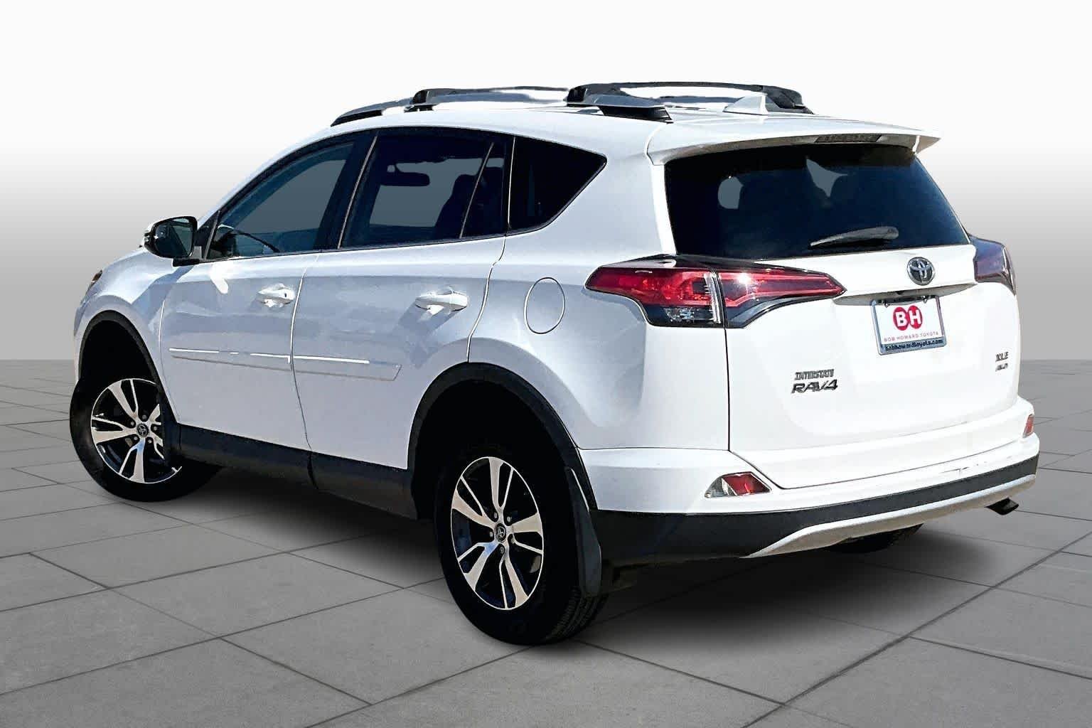 Used 2016 Super White Toyota XLE image 12