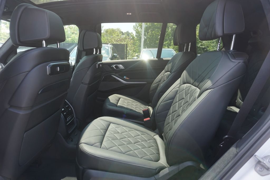 Used 2023 White Metallic BMW xDrive40i image 23