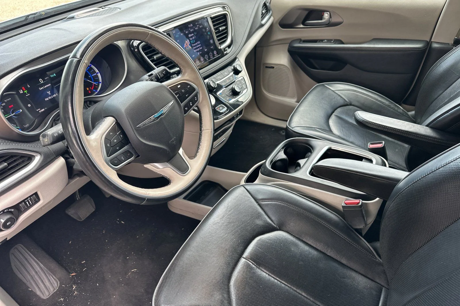 Used 2018 White Chrysler Limited image 9