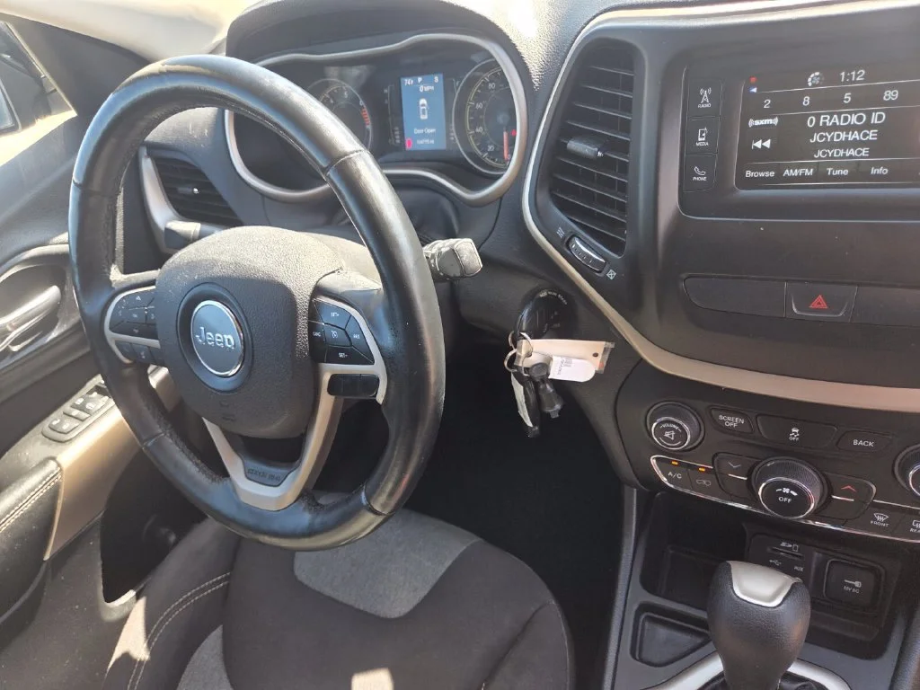 Used 2018 Gray Jeep Latitude image 31