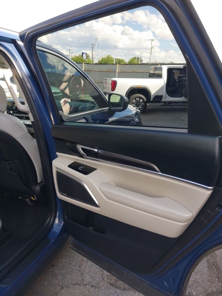 Used 2025 Black Kia S image 8