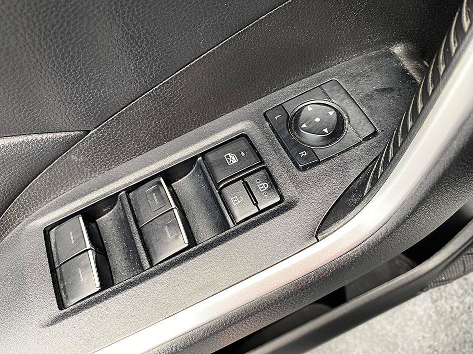 Used 2022 White Toyota XLE image 9