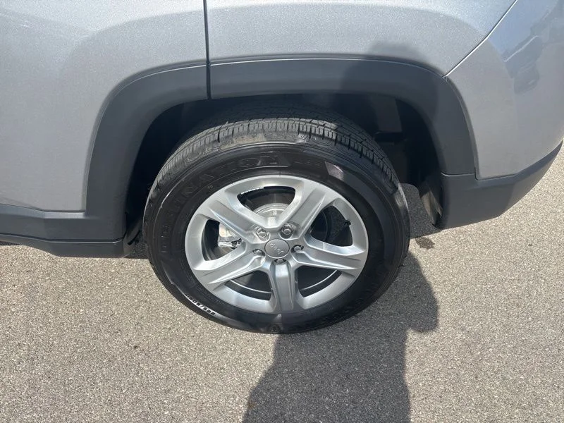 Used 2023 Silver Jeep Latitude image 45