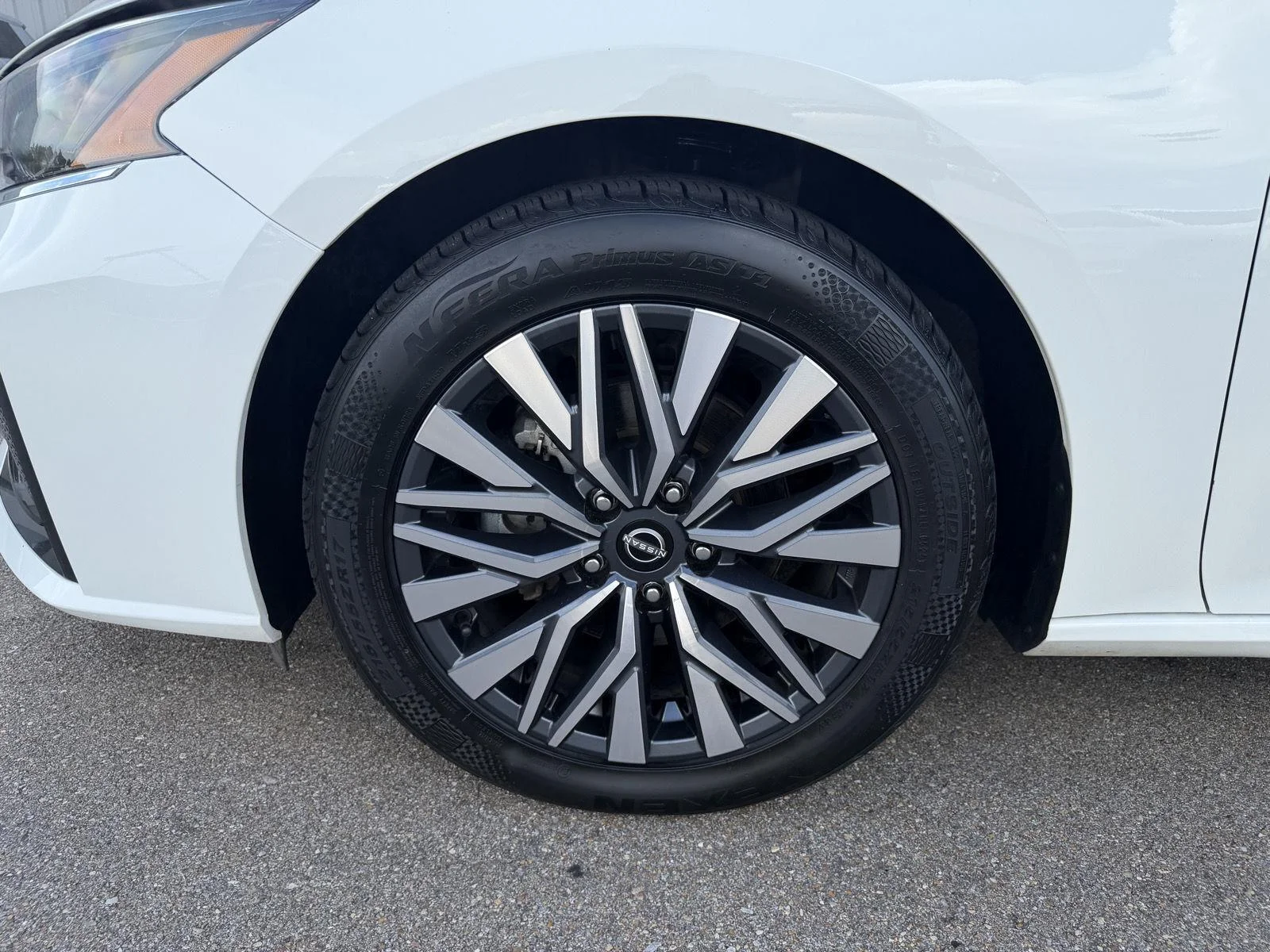 Used 2025 Glacier White Nissan SV image 24