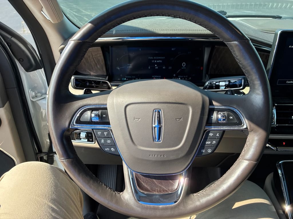 Used 2023 White Lincoln Standard image 11
