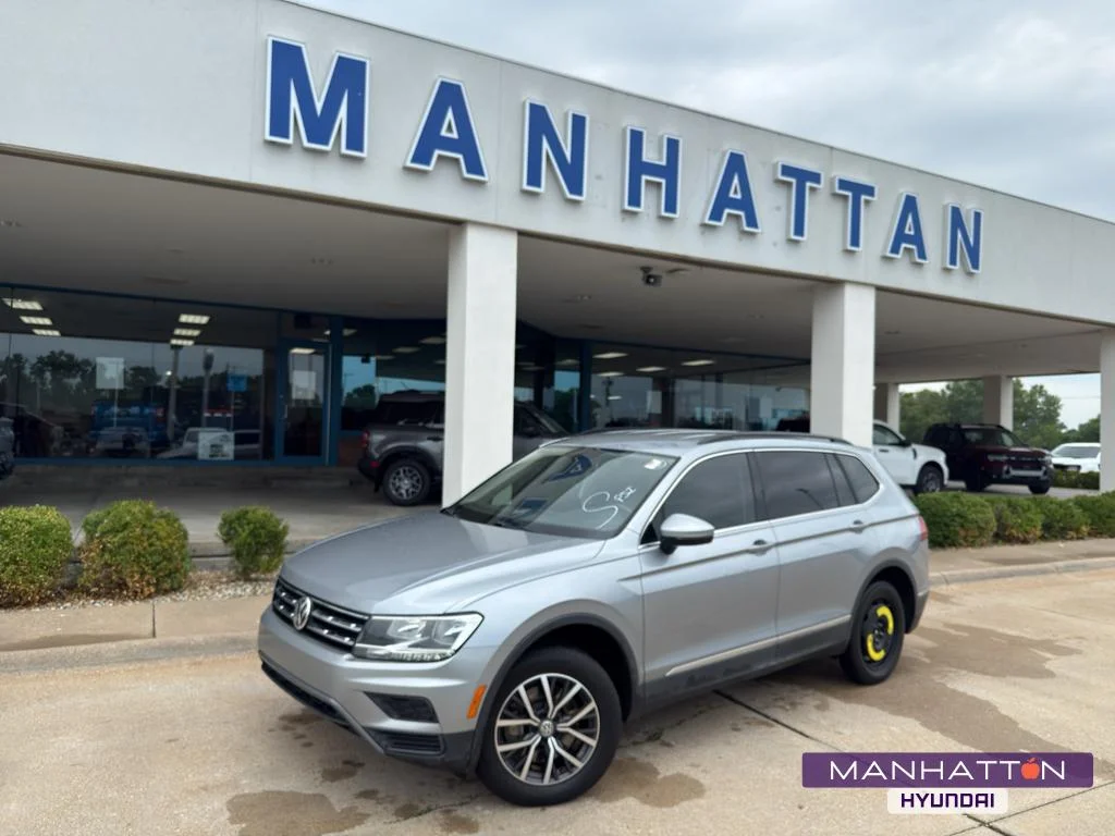 Used 2020 Pyrite Silver Metallic Volkswagen SE image 1