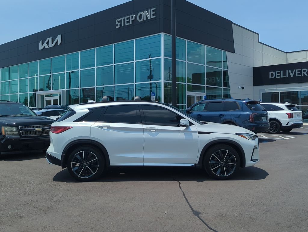 Used 2025 White INFINITI SPORT image 8