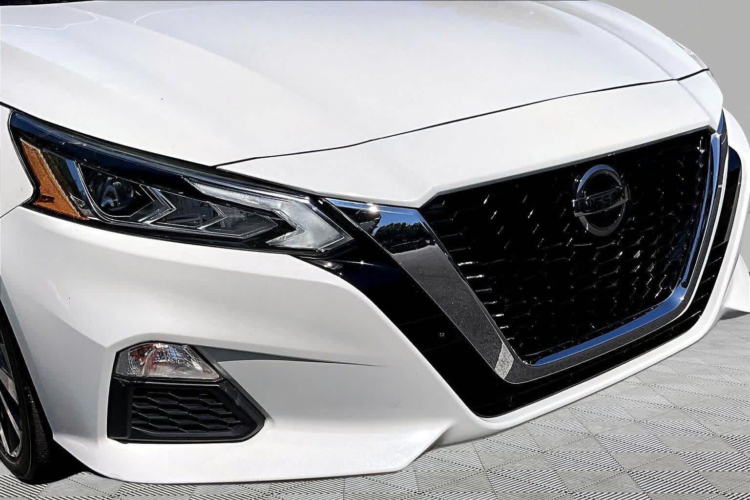 Used 2022 Pearl White Tricoat Nissan 2.5 SR image 30
