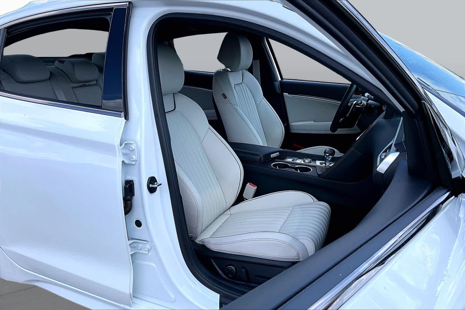 Used 2026 Alta White Genesis 3.3T Sport Prestige image 18