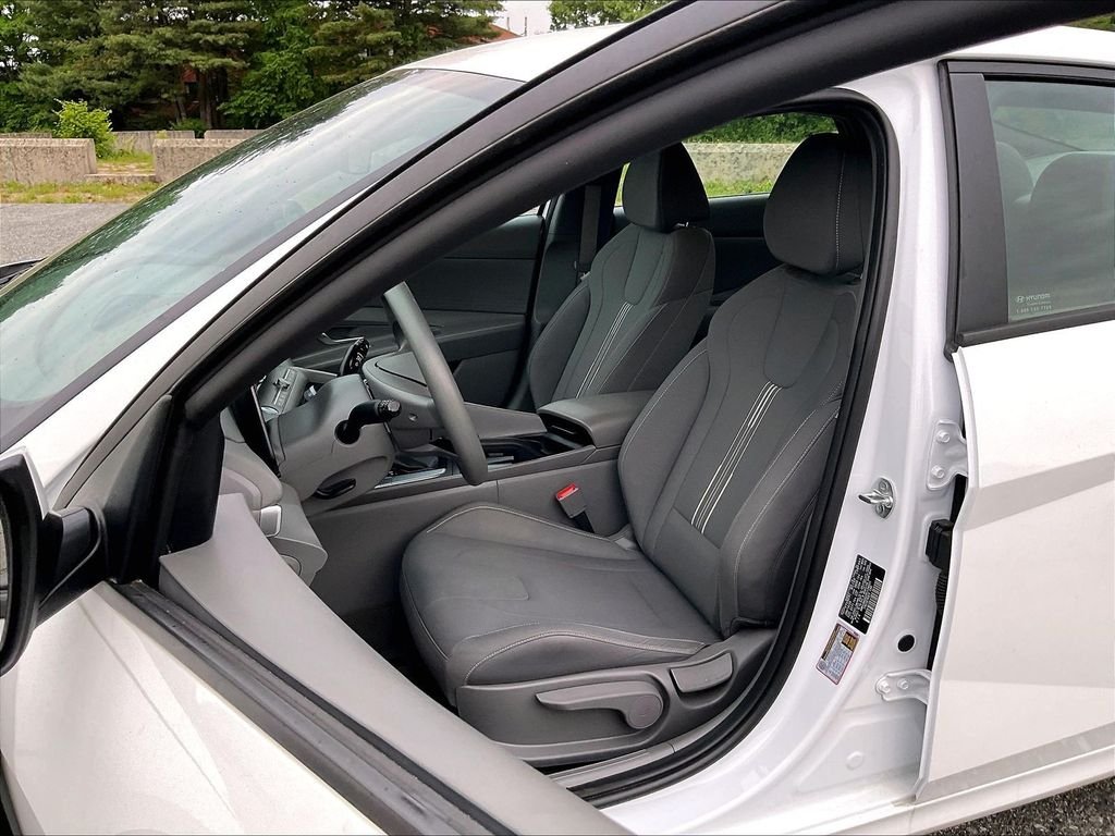 Used 2024 White Hyundai SEL image 10