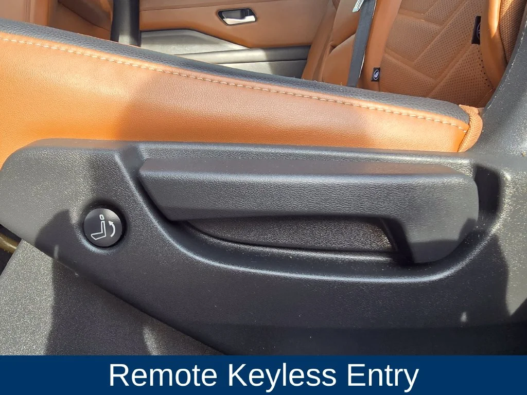 Used 2024 White Nissan Platinum image 11