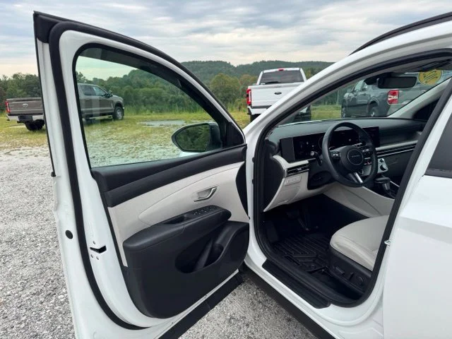Used 2025 White Hyundai SEL Convenience image 12