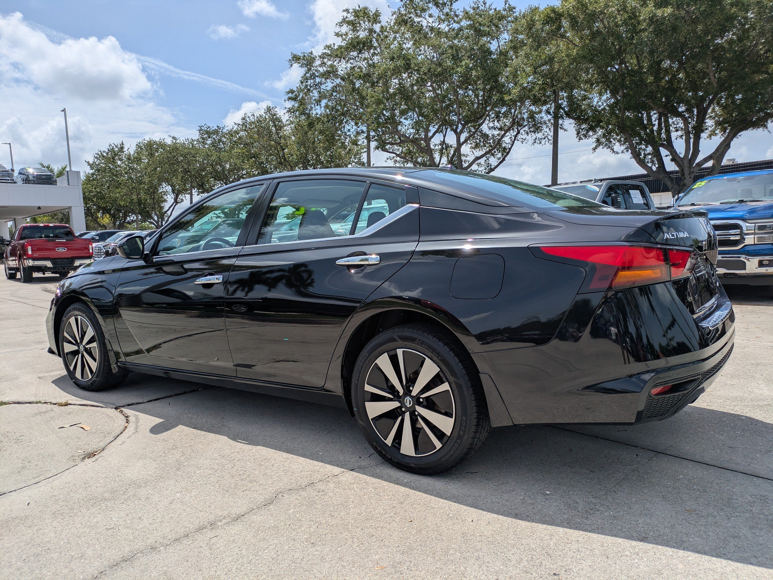 Used 2022 Super Black Nissan 2.5 SV image 6