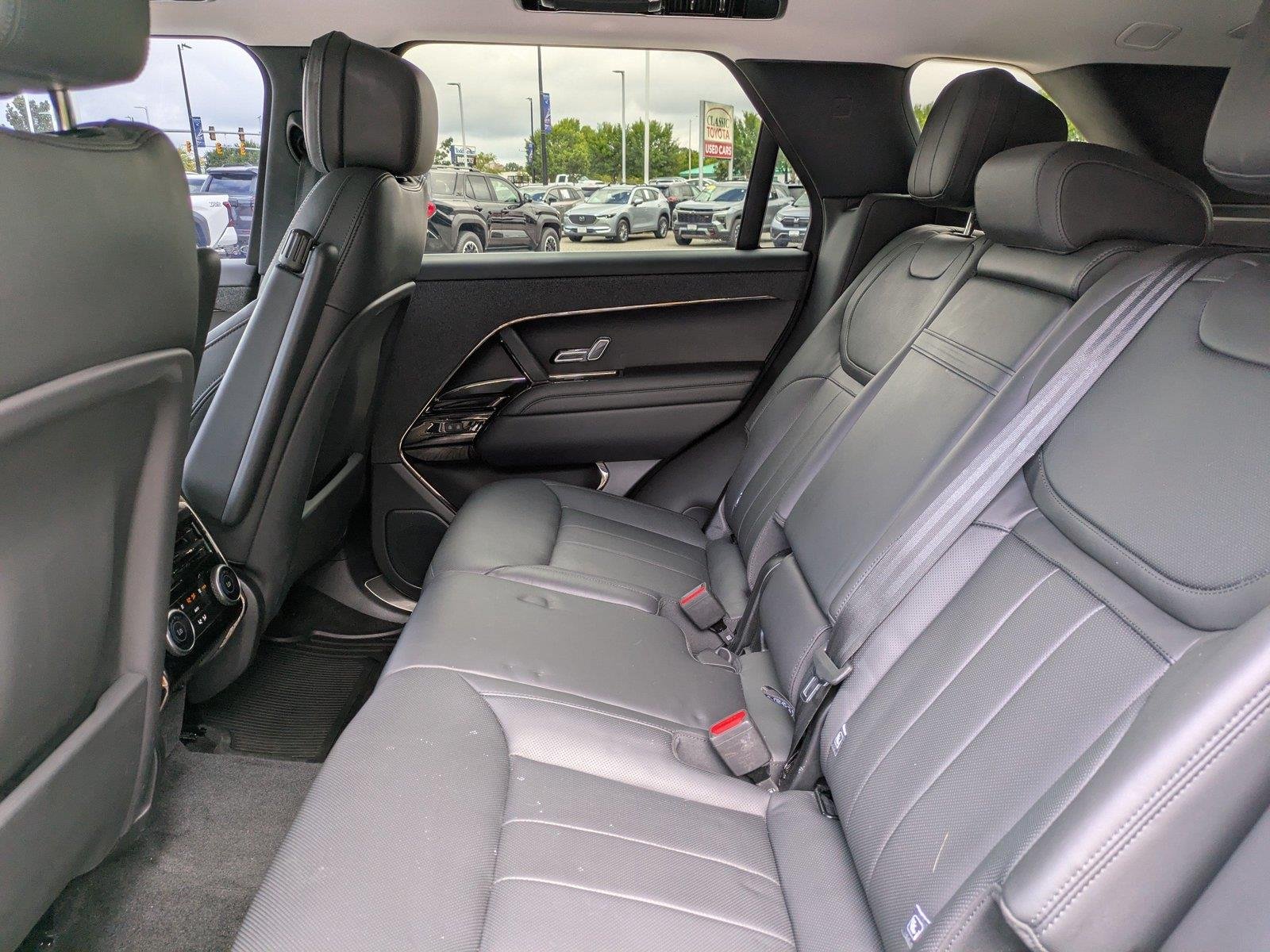 Used 2024 Fuji White Land Rover SE image 14