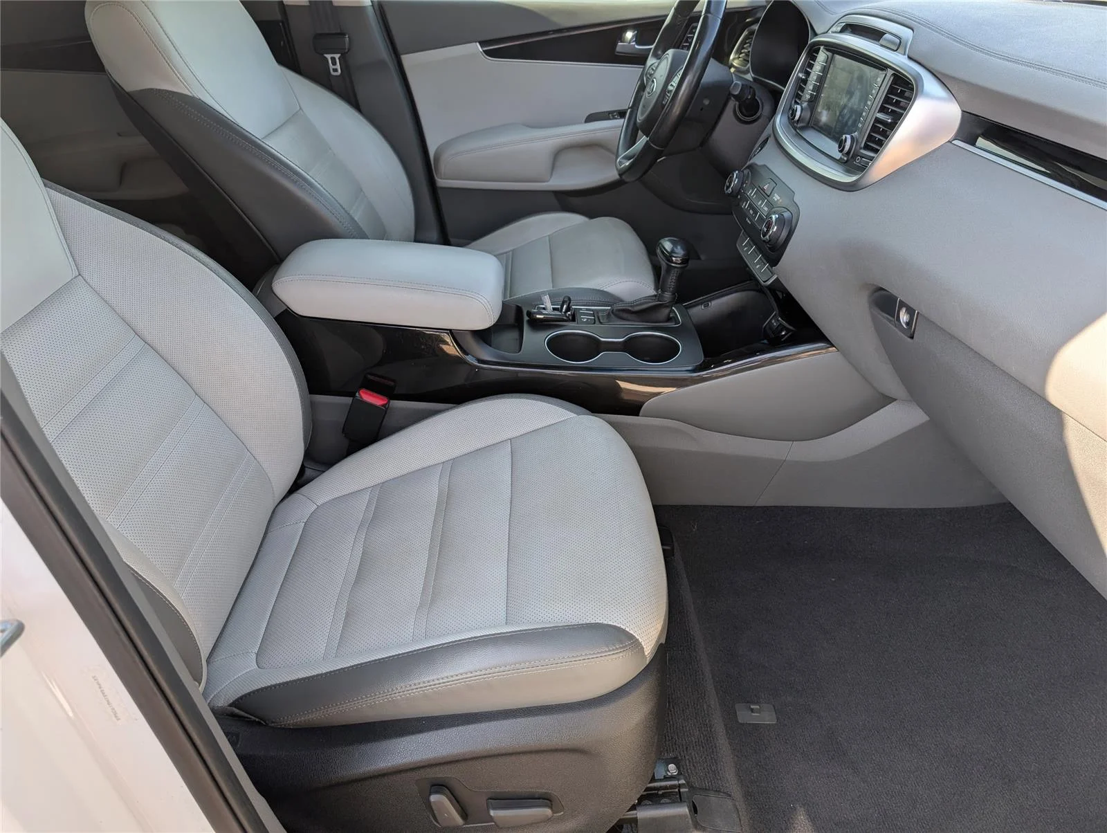 Used 2017 Snow White Pearl Kia SX V6 image 40