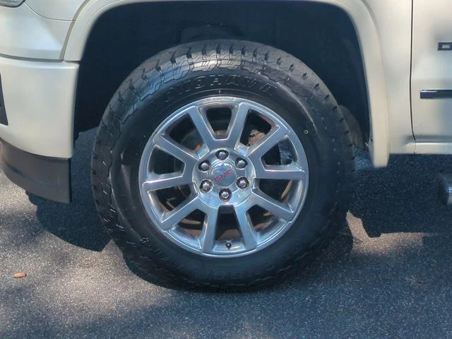 Used 2015 White GMC Denali image 10