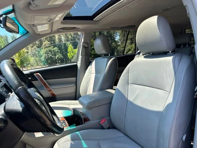 Used 2010 Classic Silver Metallic Toyota Limited image 12