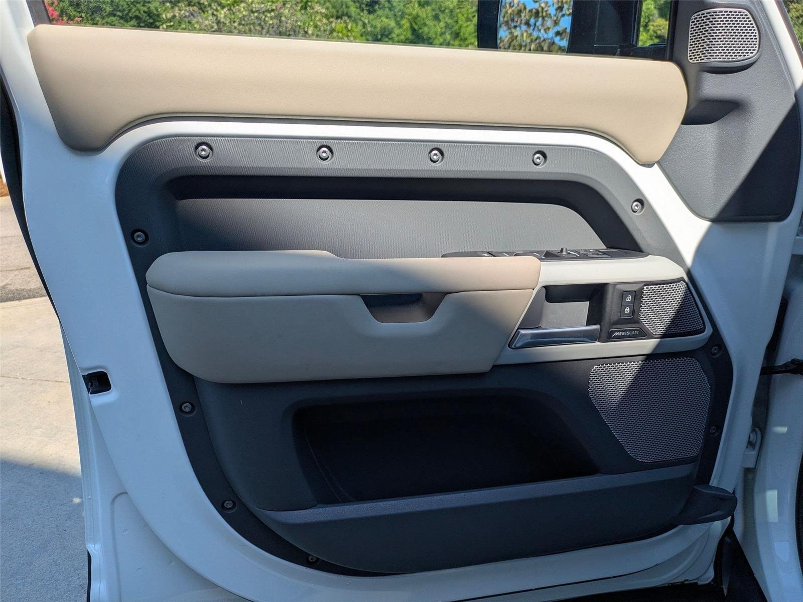 Used 2024 Fuji White Land Rover S image 11