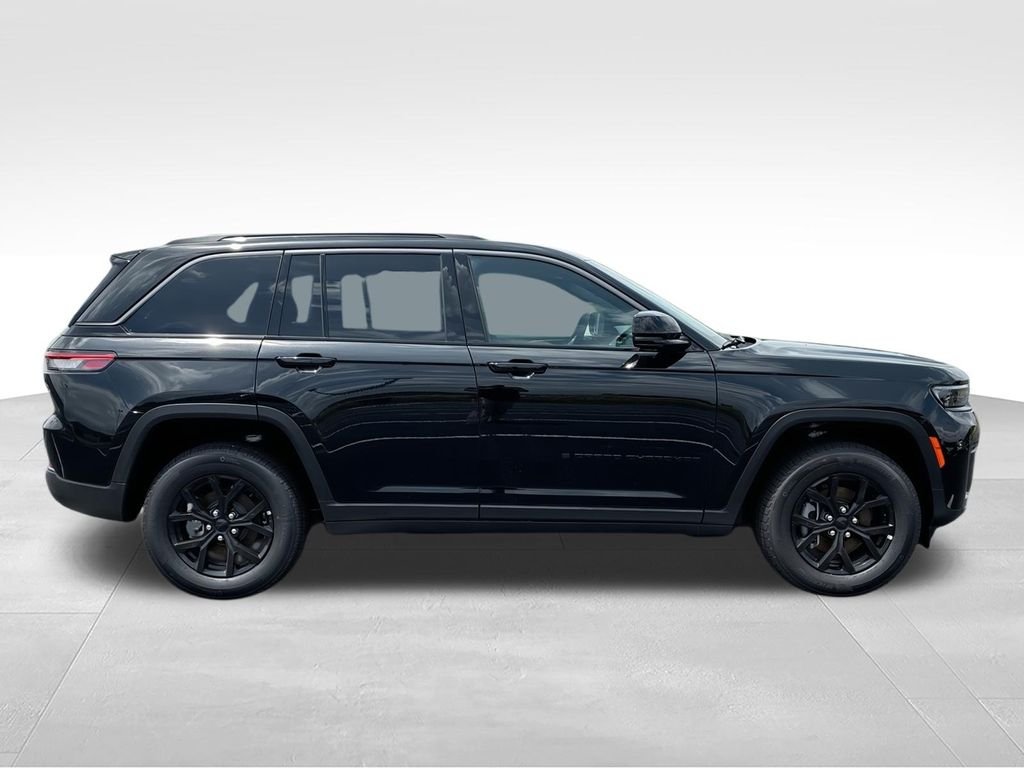 New 2026 Diamond Black Crystal Pearlcoat Jeep Altitude image 10
