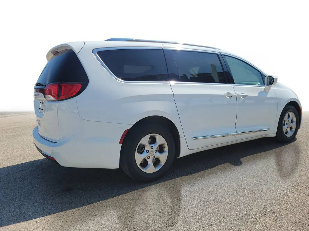 Used 2017 White Chrysler Touring-L Plus image 4
