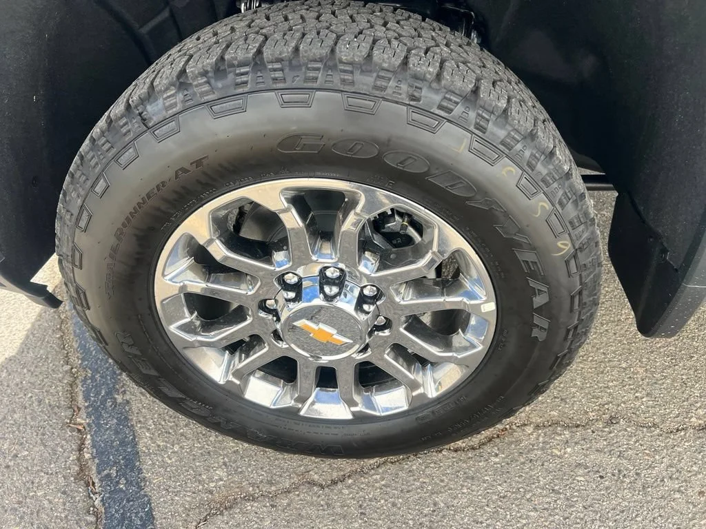 New 2026 Summit White Chevrolet LTZ image 32