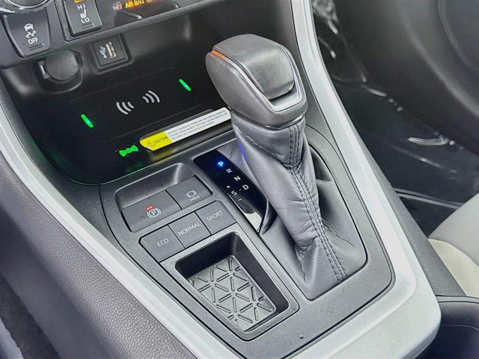Used 2025 Wind Chill Pearl Toyota XLE Premium image 17